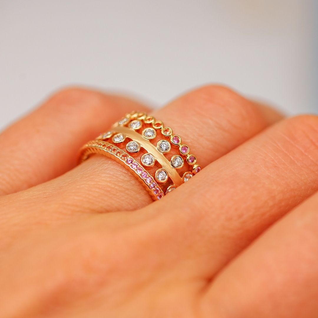 18K Yellow Gold Rainbow Sapphire Scallop Eternity Band